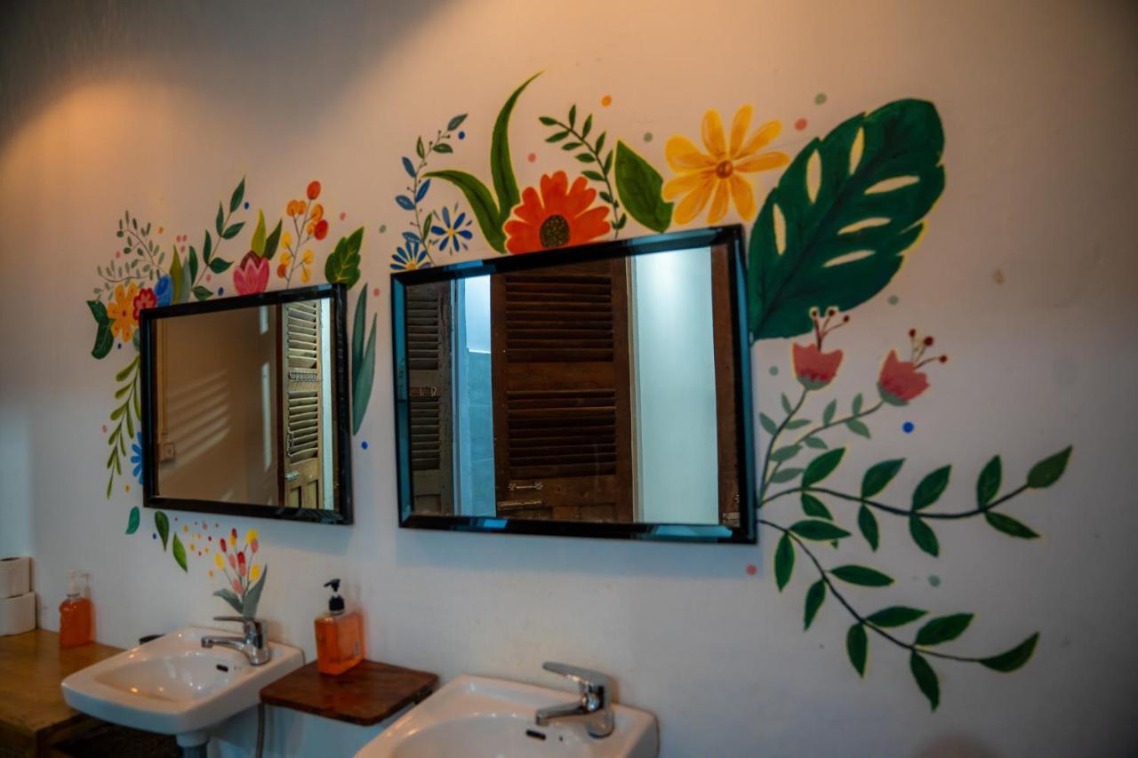 Sacred Lotus - Vegan Cafe X Hostel Πνομ Πενχ Εξωτερικό φωτογραφία