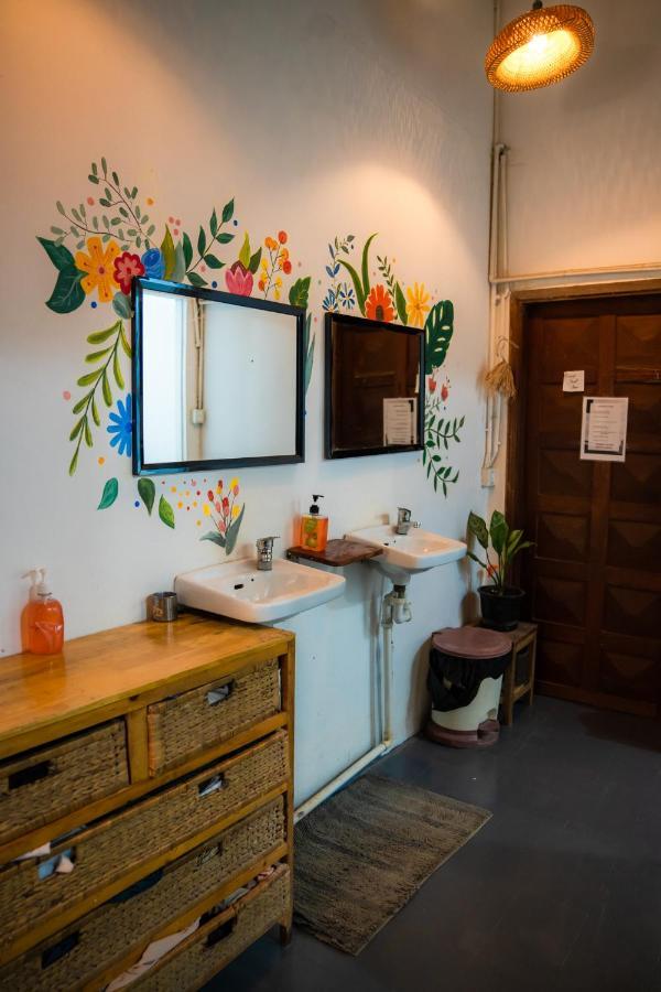 Sacred Lotus - Vegan Cafe X Hostel Πνομ Πενχ Εξωτερικό φωτογραφία