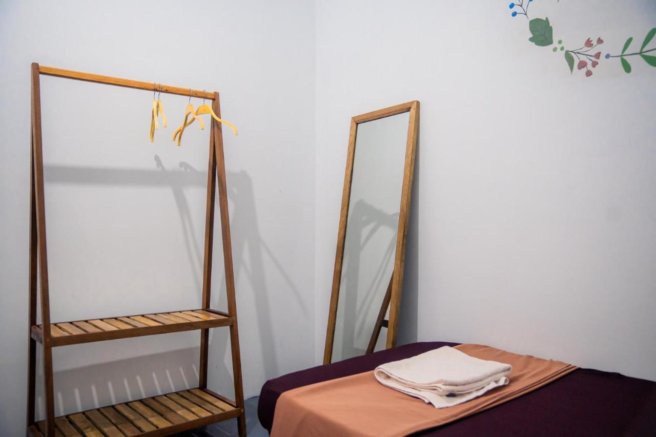 Sacred Lotus - Vegan Cafe X Hostel Πνομ Πενχ Εξωτερικό φωτογραφία