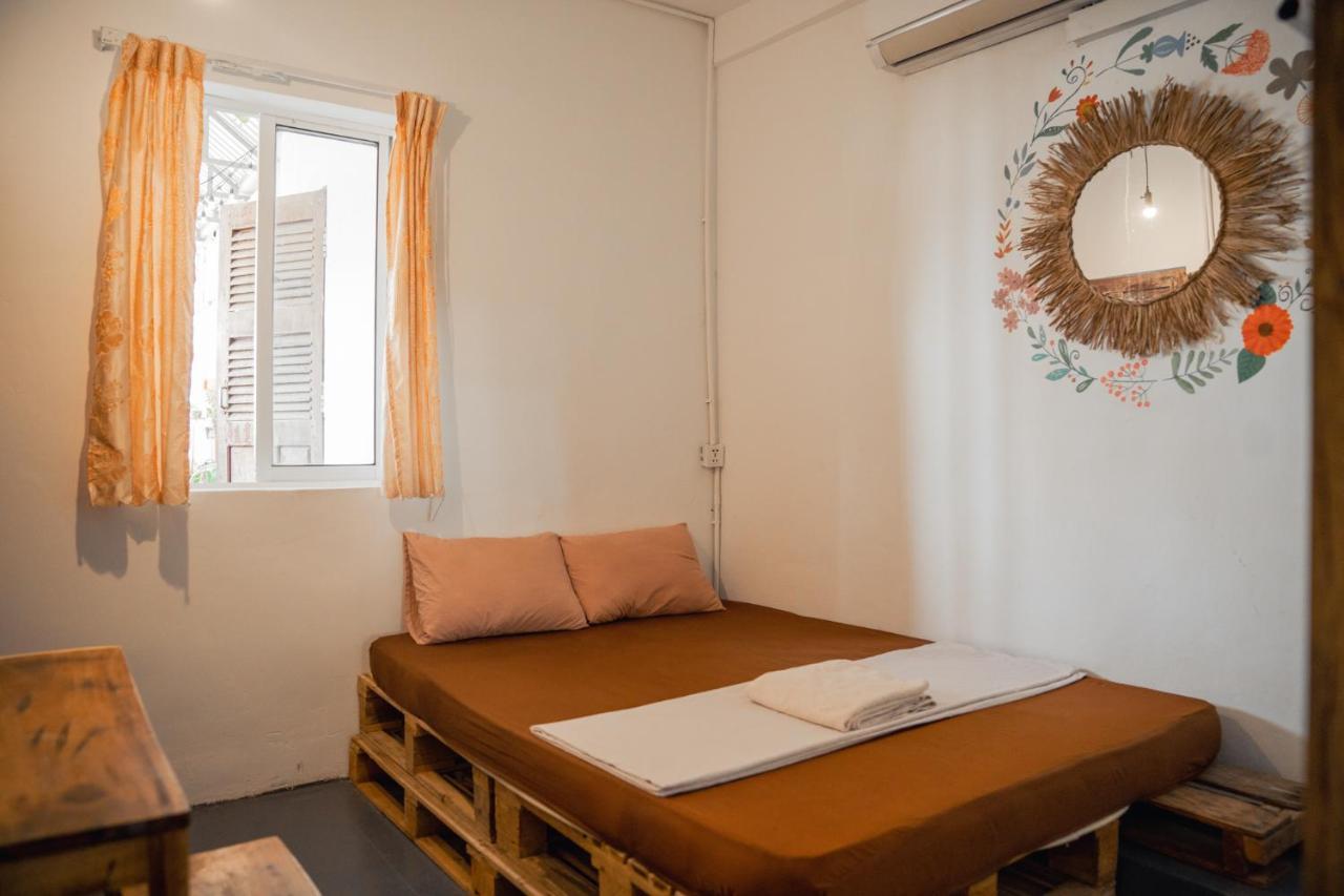 Sacred Lotus - Vegan Cafe X Hostel Πνομ Πενχ Εξωτερικό φωτογραφία