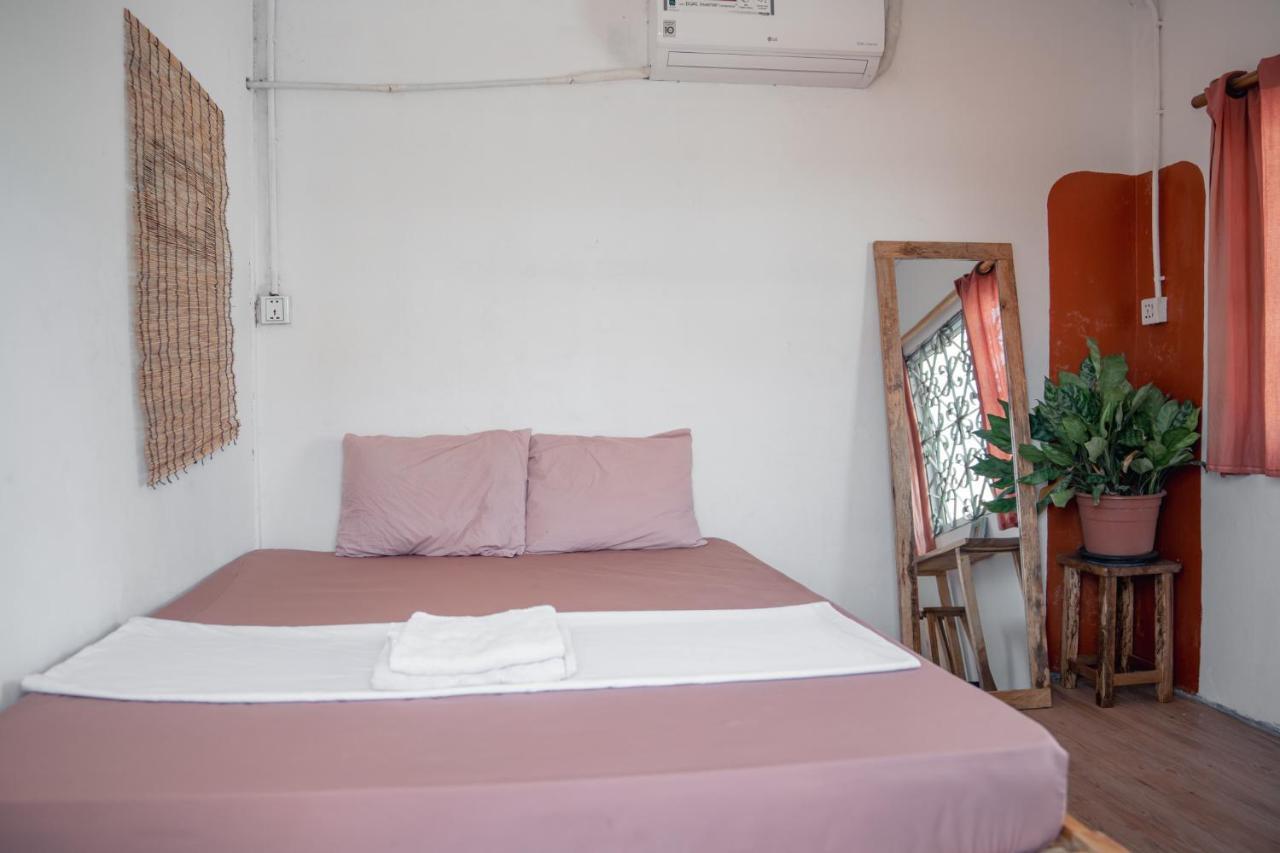 Sacred Lotus - Vegan Cafe X Hostel Πνομ Πενχ Εξωτερικό φωτογραφία
