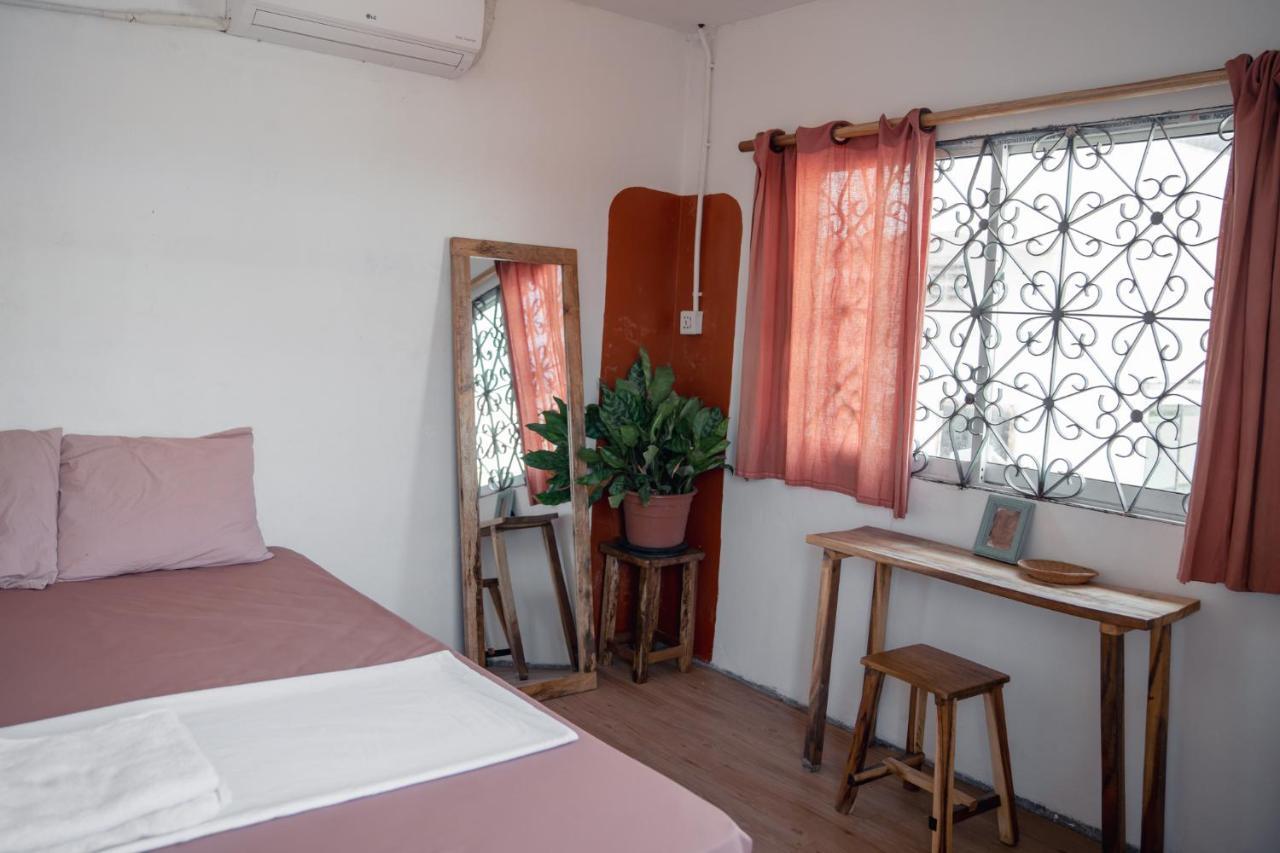 Sacred Lotus - Vegan Cafe X Hostel Πνομ Πενχ Εξωτερικό φωτογραφία
