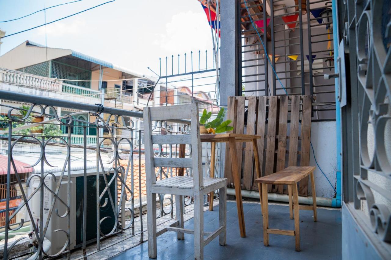 Sacred Lotus - Vegan Cafe X Hostel Πνομ Πενχ Εξωτερικό φωτογραφία