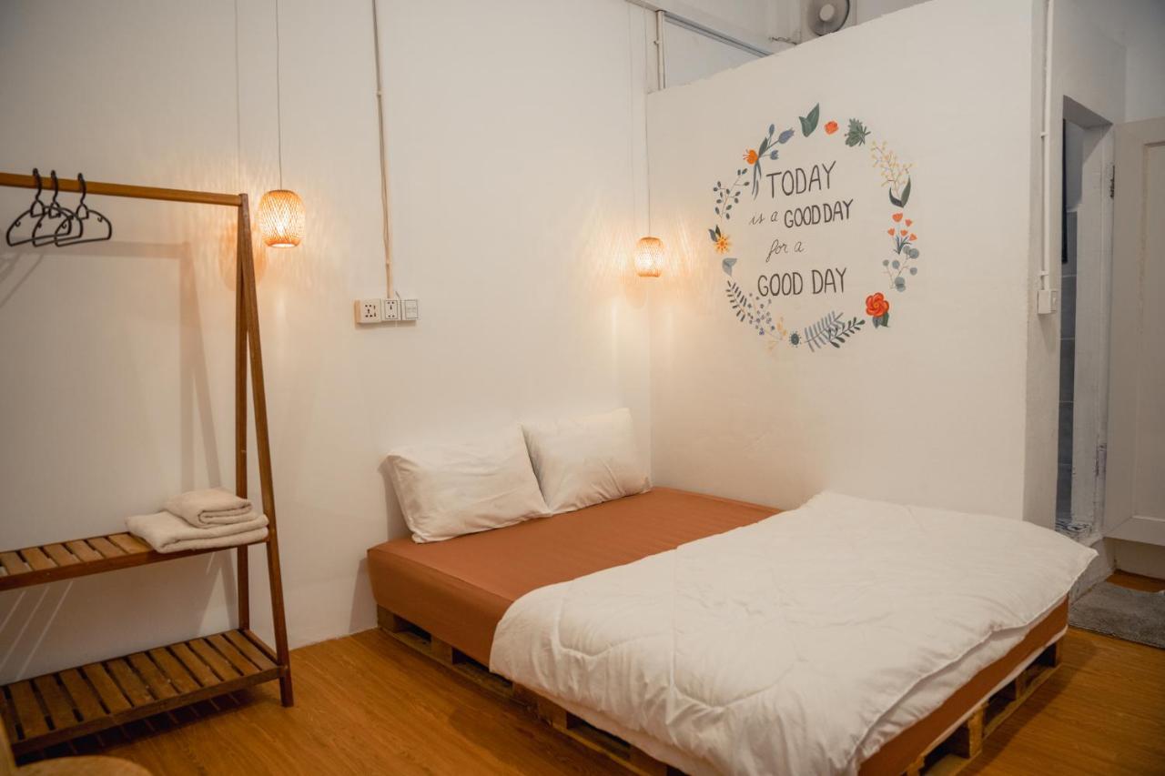 Sacred Lotus - Vegan Cafe X Hostel Πνομ Πενχ Εξωτερικό φωτογραφία