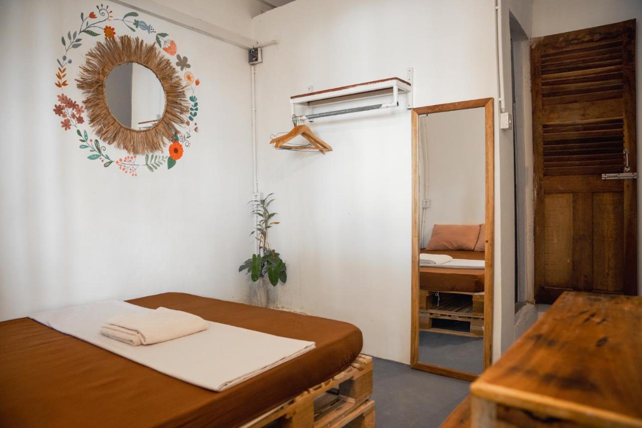 Sacred Lotus - Vegan Cafe X Hostel Πνομ Πενχ Εξωτερικό φωτογραφία