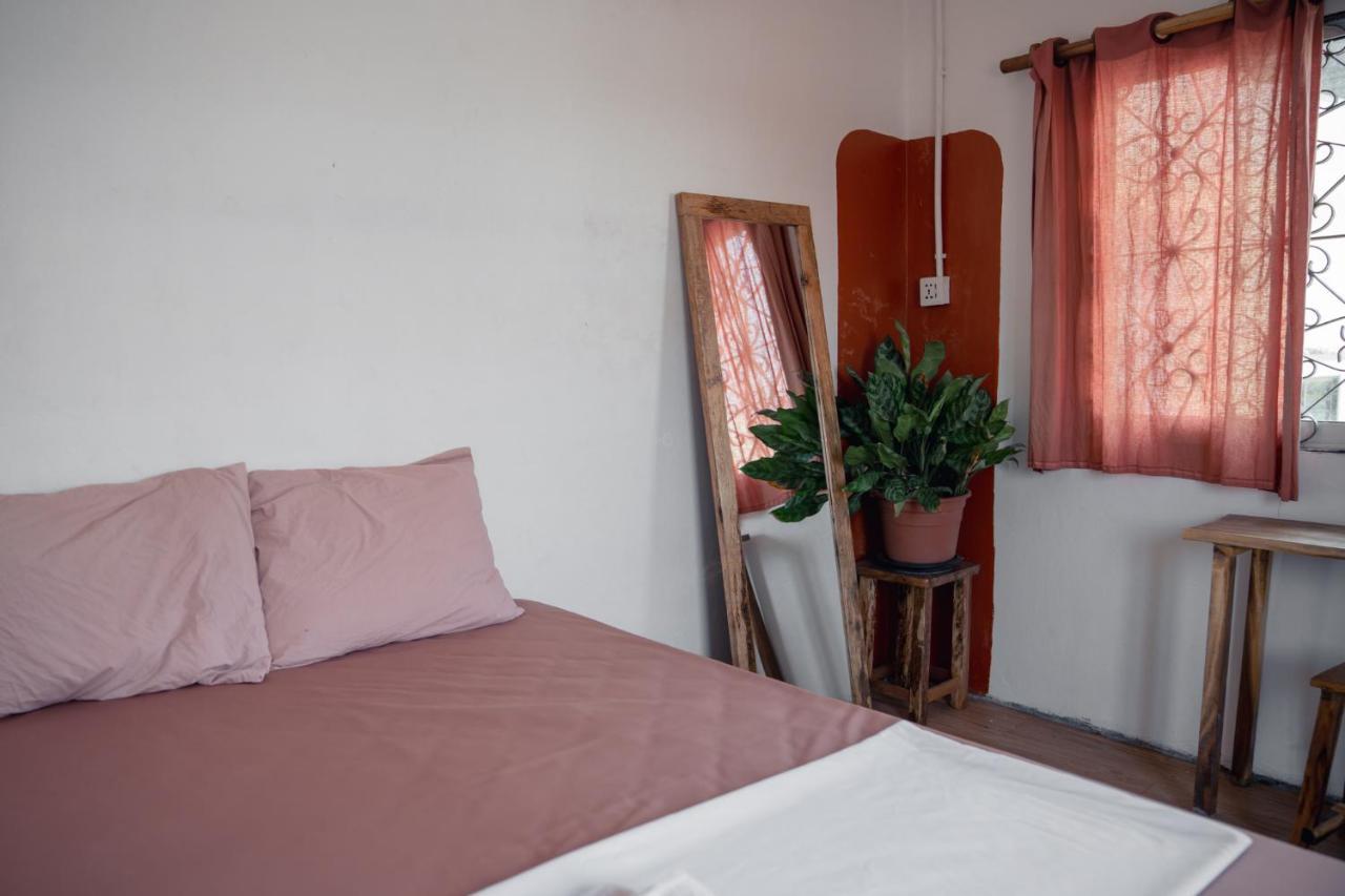 Sacred Lotus - Vegan Cafe X Hostel Πνομ Πενχ Εξωτερικό φωτογραφία