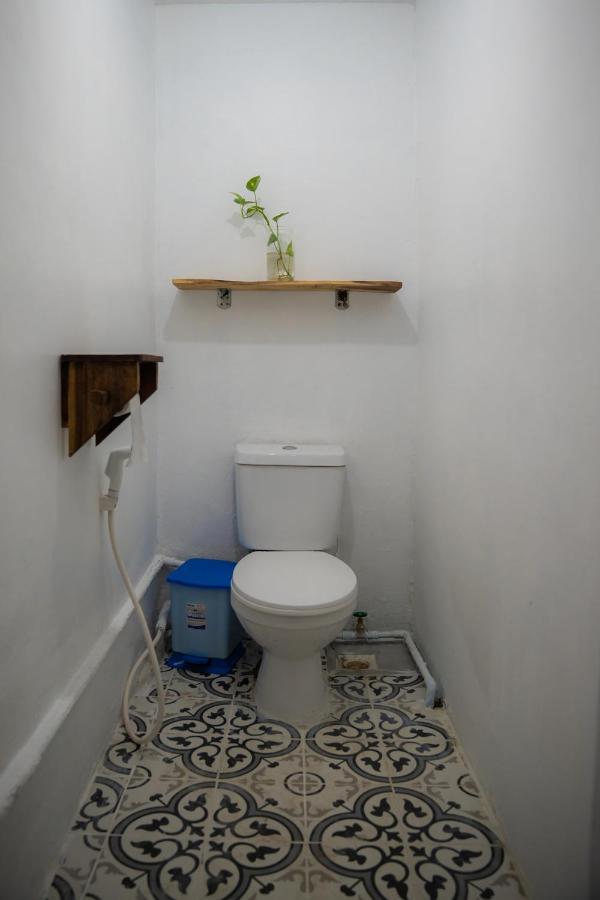 Sacred Lotus - Vegan Cafe X Hostel Πνομ Πενχ Εξωτερικό φωτογραφία