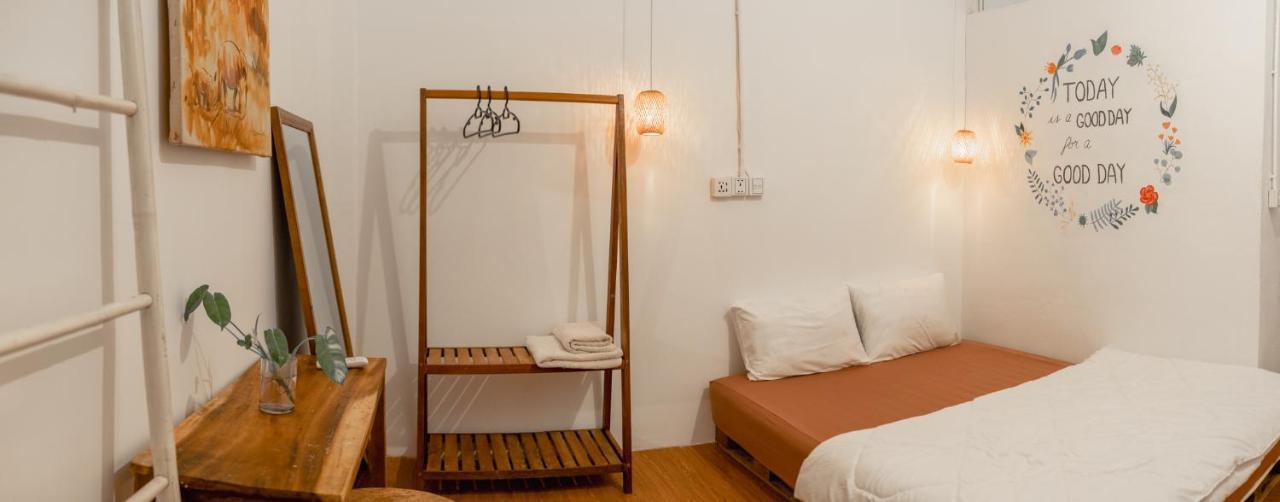Sacred Lotus - Vegan Cafe X Hostel Πνομ Πενχ Εξωτερικό φωτογραφία
