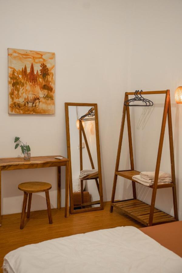 Sacred Lotus - Vegan Cafe X Hostel Πνομ Πενχ Εξωτερικό φωτογραφία