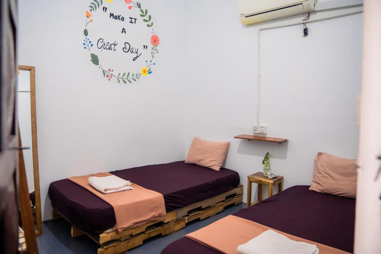 Sacred Lotus - Vegan Cafe X Hostel Πνομ Πενχ Εξωτερικό φωτογραφία