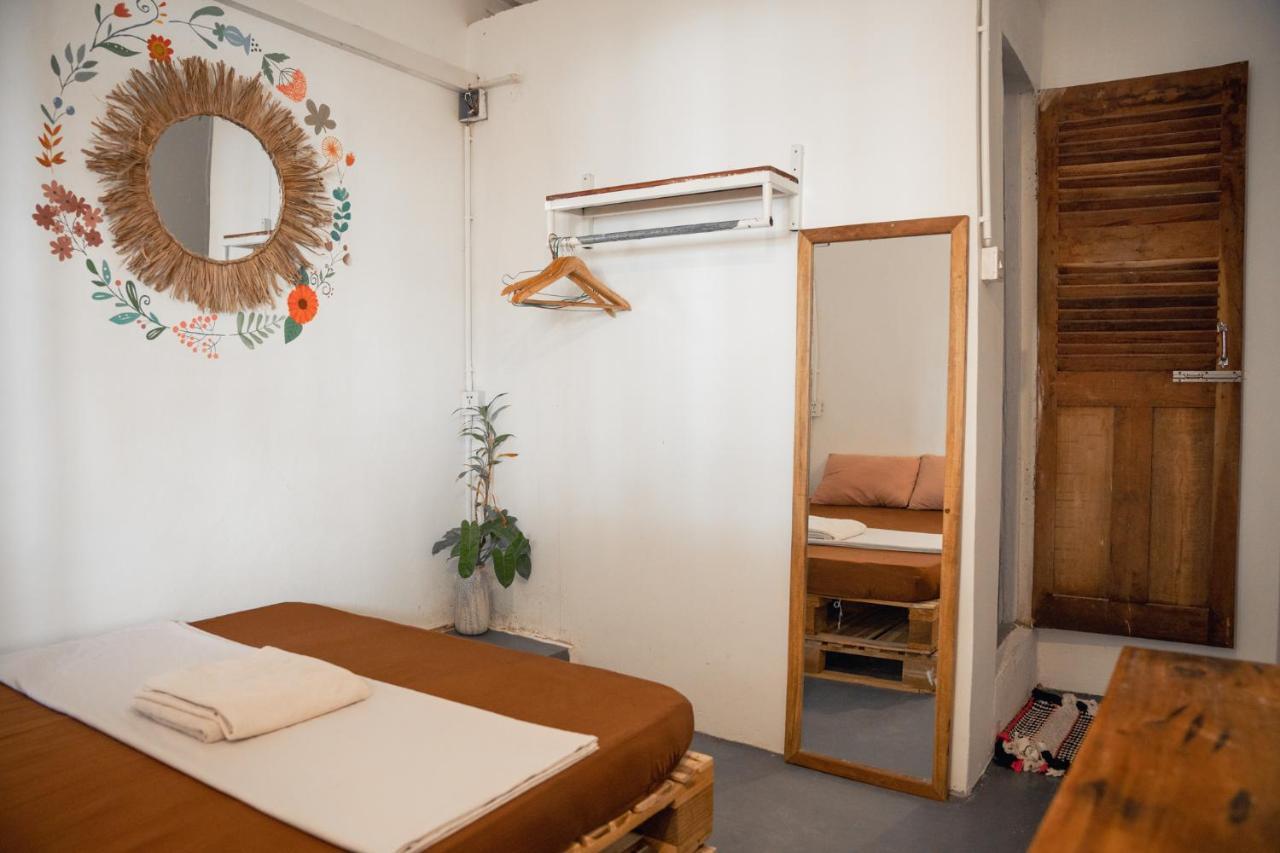 Sacred Lotus - Vegan Cafe X Hostel Πνομ Πενχ Εξωτερικό φωτογραφία