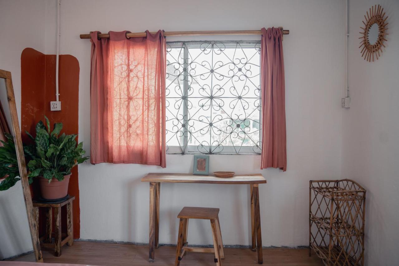 Sacred Lotus - Vegan Cafe X Hostel Πνομ Πενχ Εξωτερικό φωτογραφία