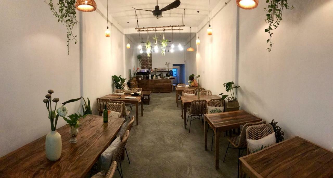 Sacred Lotus - Vegan Cafe X Hostel Πνομ Πενχ Εξωτερικό φωτογραφία